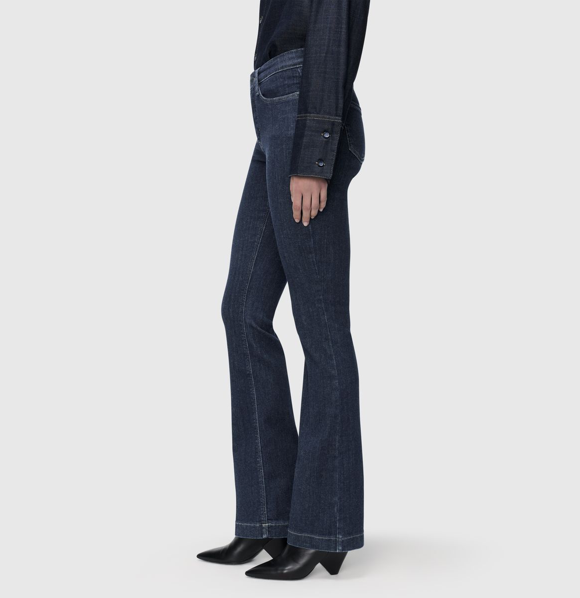 Formende Bootcut-Jeans mit Stretch