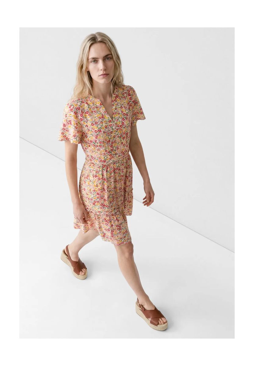 Kurzes Sommerkleid mit Blumenmuster