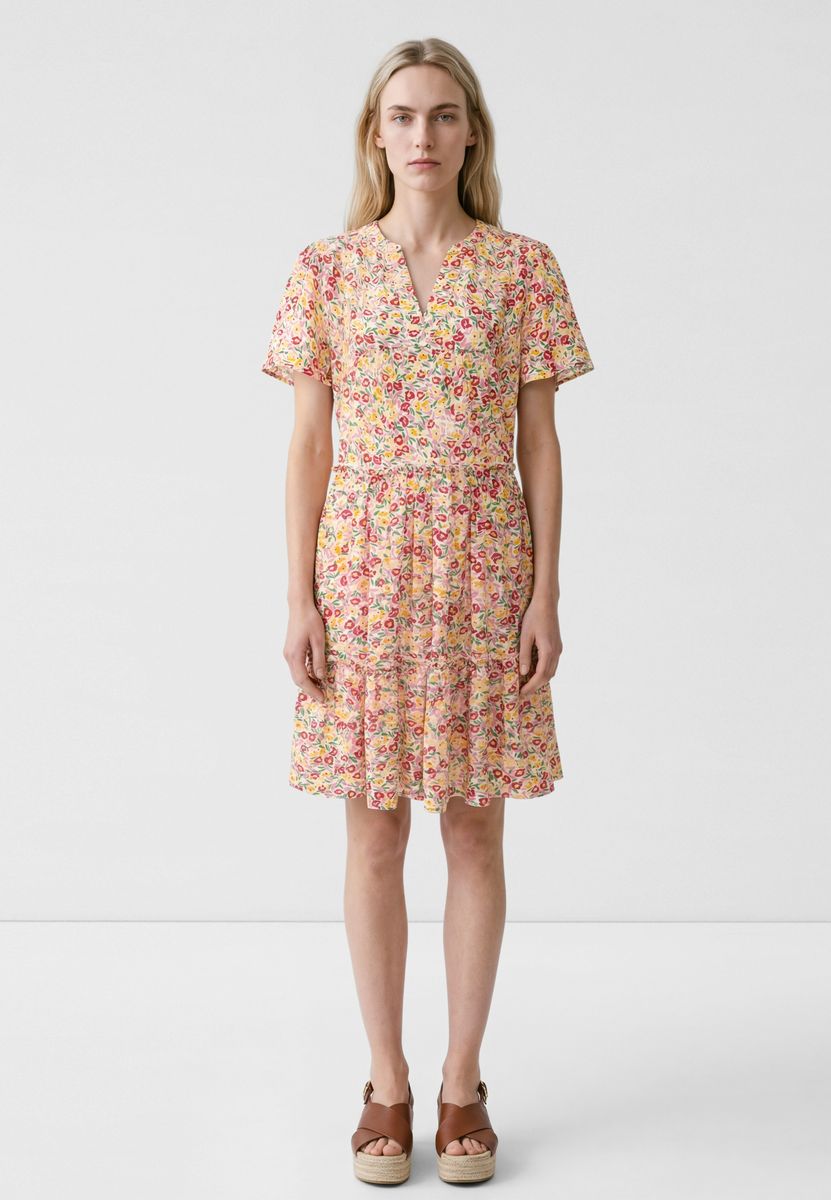 Kurzes Sommerkleid mit Blumenmuster
