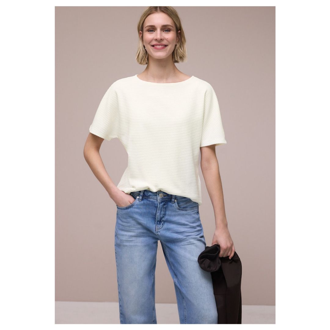 Strukturiertes Shirt mit U-Boot-Ausschnitt