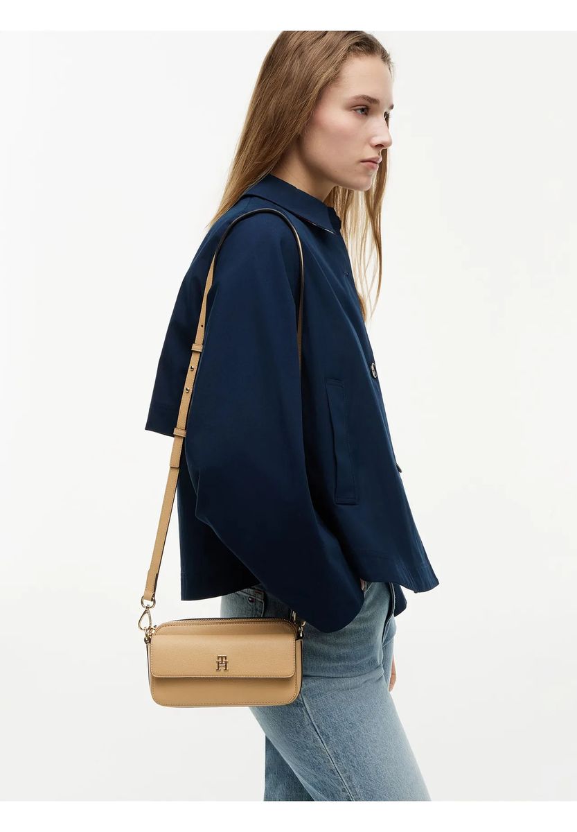 Genarbte Camera Crossbody-Tasche