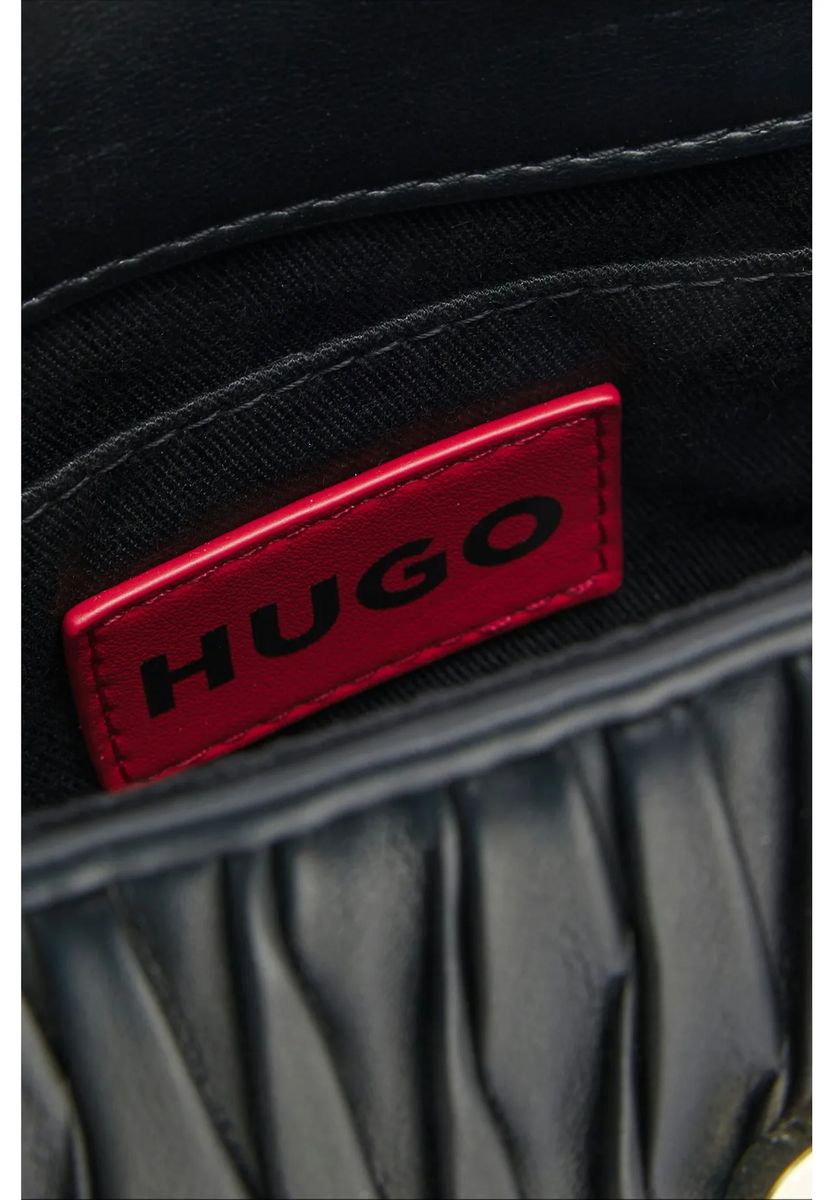 Geraffte Kunstleder-Handtasche mit Anhänger