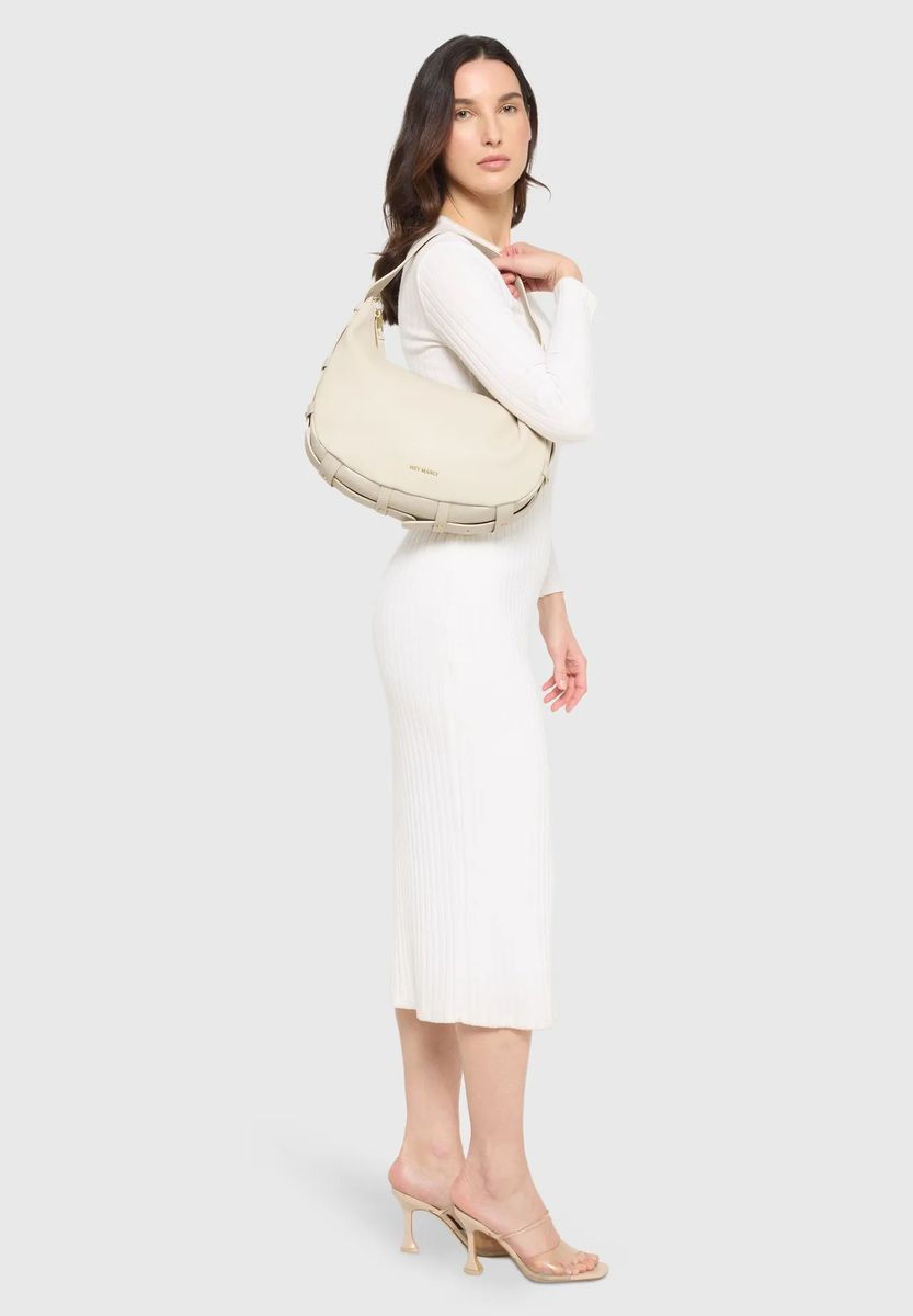 Halbmond-Schultertasche aus genarbtem Leder