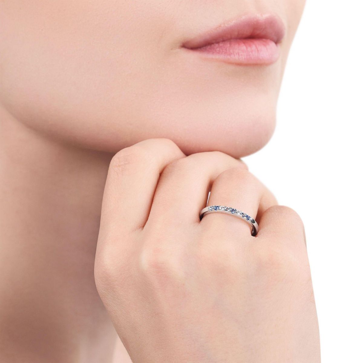 Ring mit blauen und klaren Zirkonia