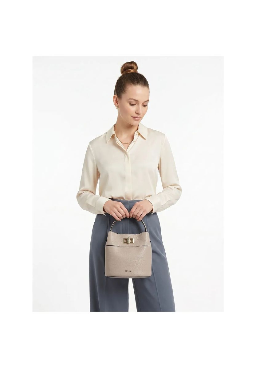 Elegante Beuteltasche aus genarbtem Leder