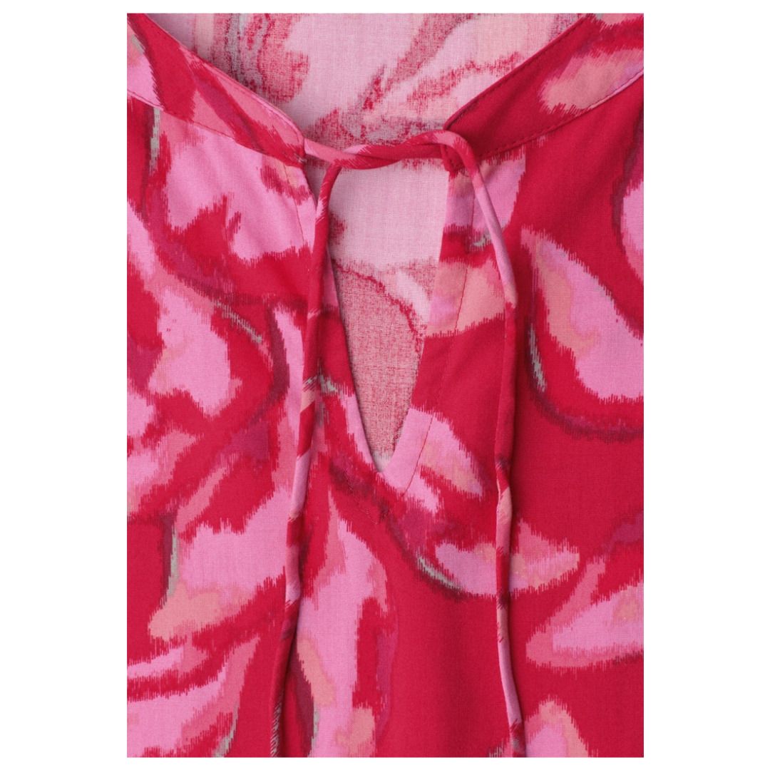 Leuchtende Blumenbluse mit Split-Neck