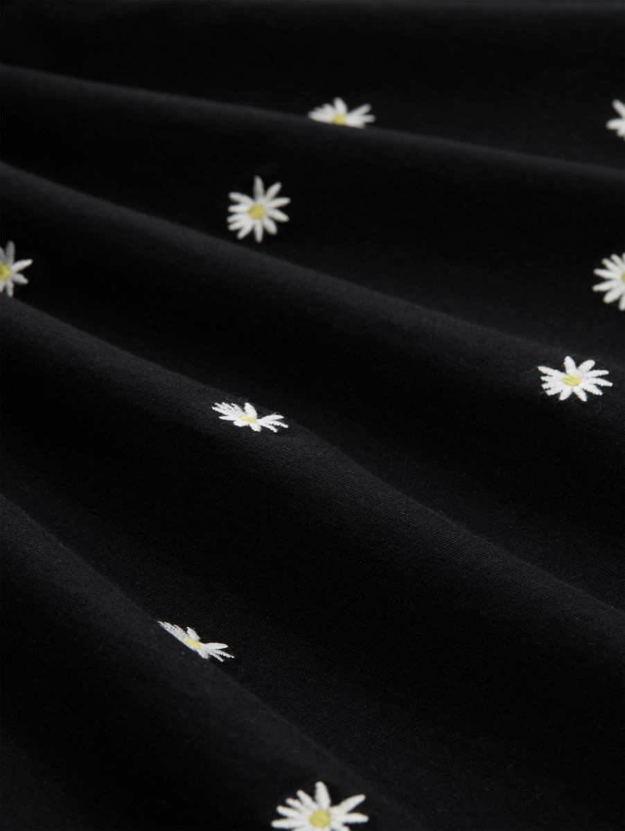 Lockeres T-Shirt mit Gänseblümchen-Stickerei