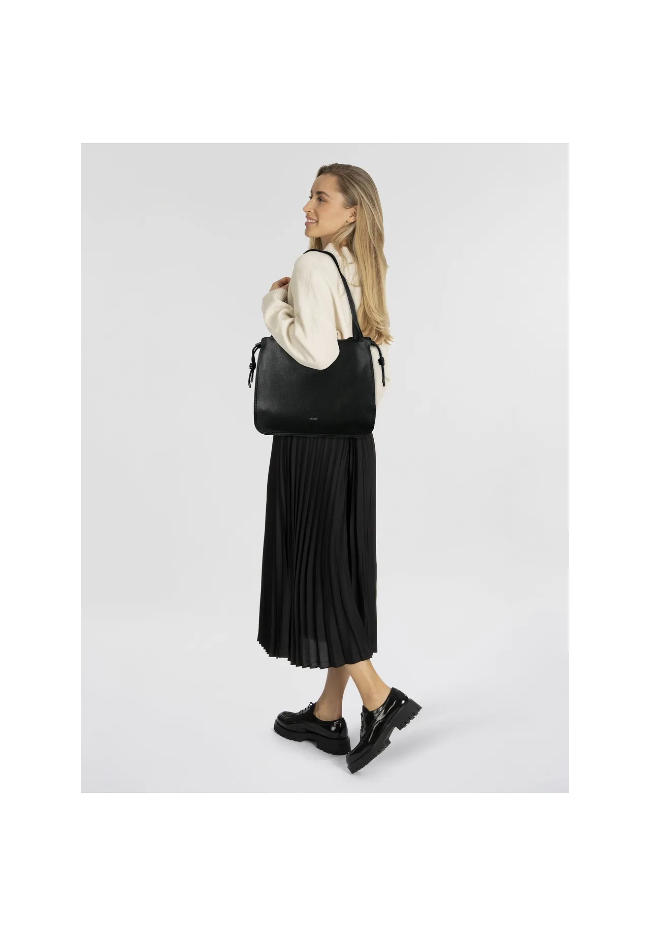 Minimalistische Schultertasche mit Kordelzug