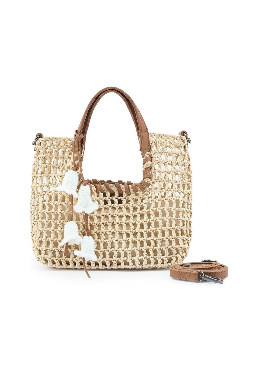 Geflochtene Handtasche mit Blumenanhängern
