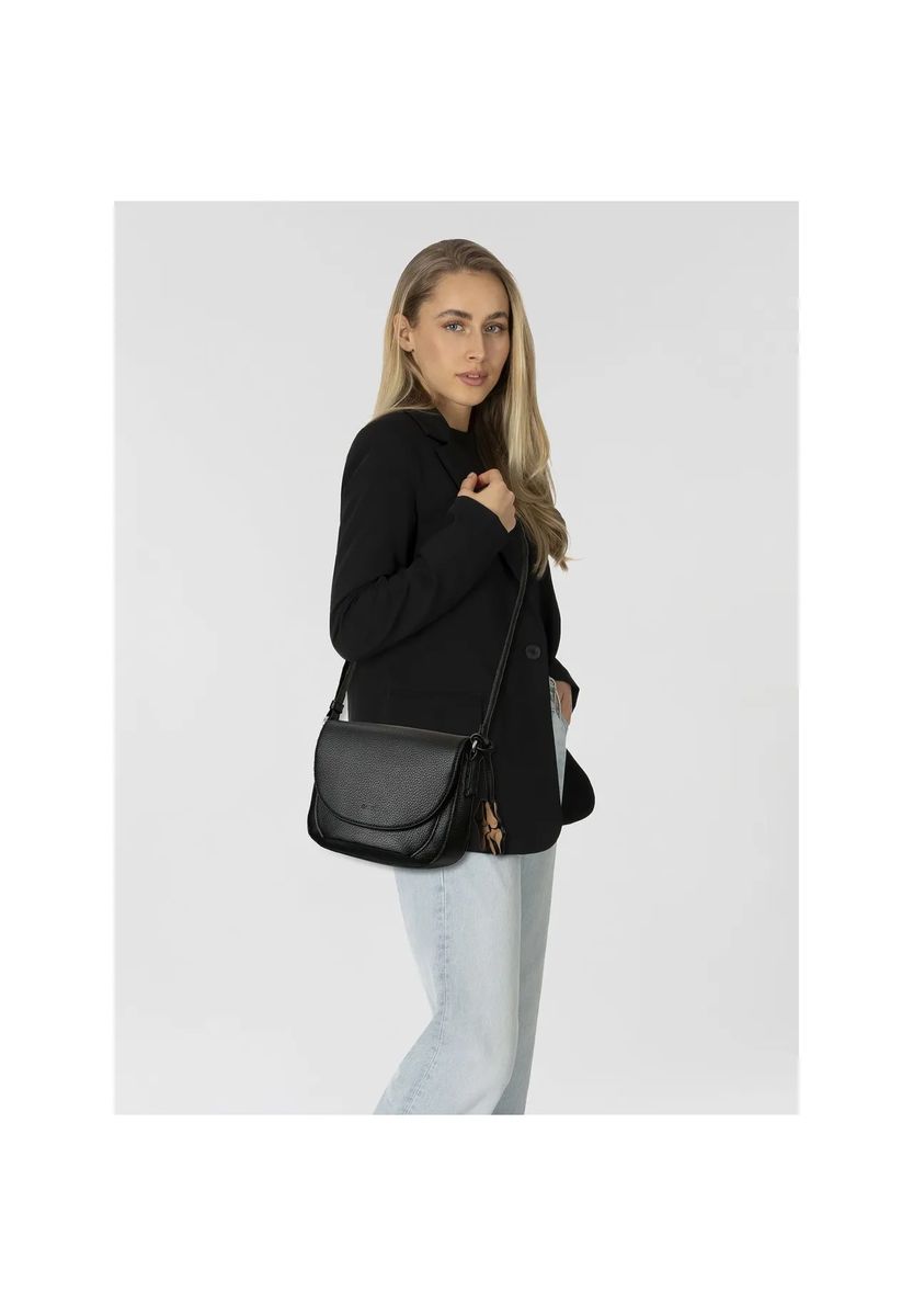 Gekörnte Crossbody-Tasche mit Überschlag