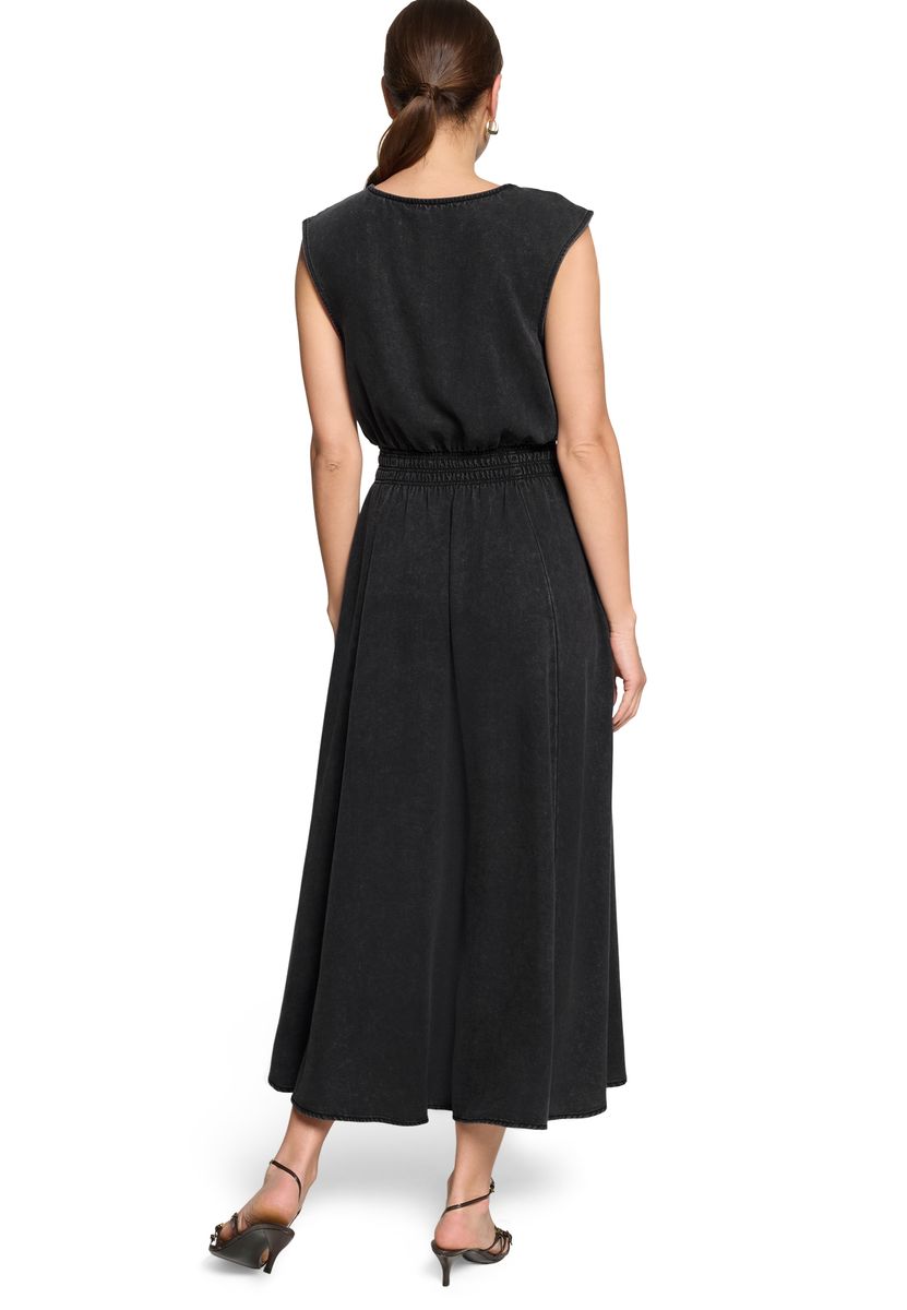 Ärmelloses Midikleid mit gesmokter Taille