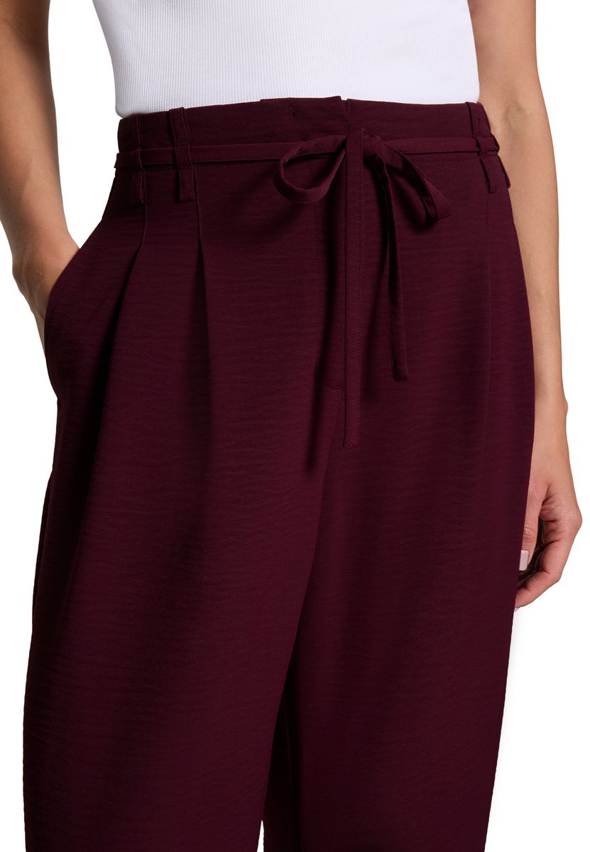 Weite High-Waist-Stoffhose mit Gürtel