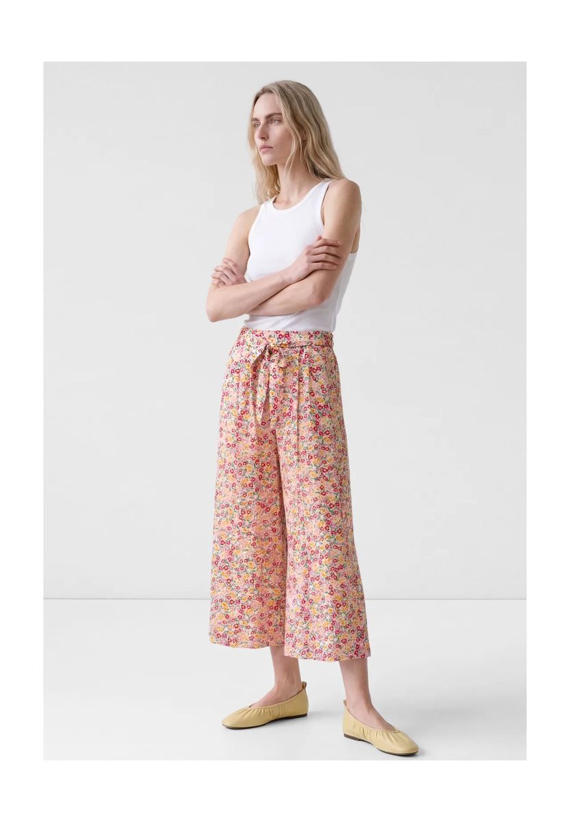 Weite Culotte mit Blumenmuster und Gürtel