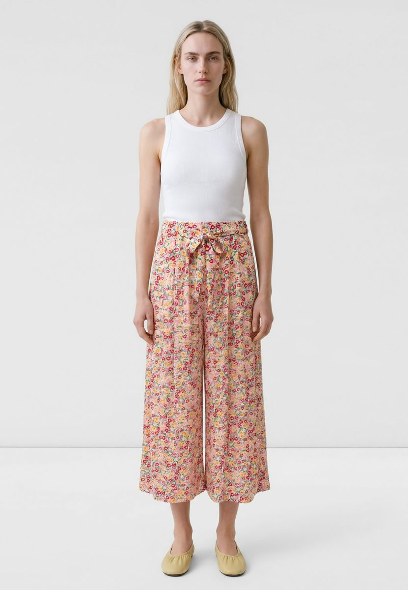 Weite Culotte mit Blumenmuster und Gürtel