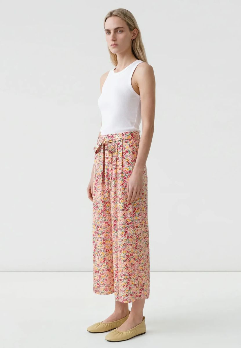 Weite Culotte mit Blumenmuster und Gürtel