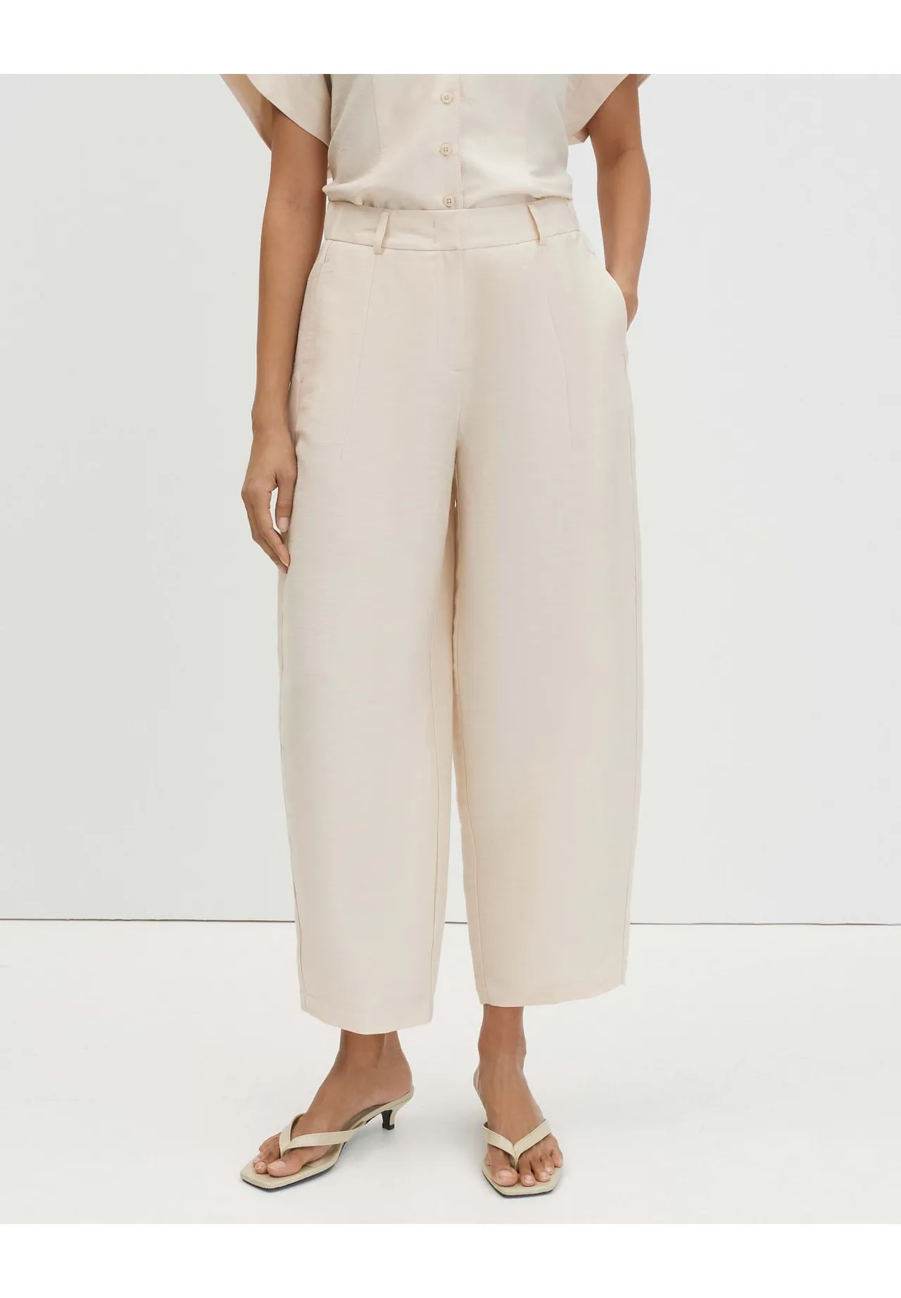 Hochtaillierte Stoffhose mit Leinenanteil