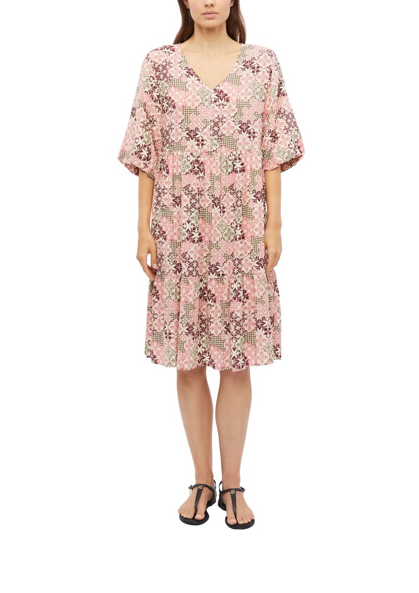 Gemustertes gestuftes Minikleid