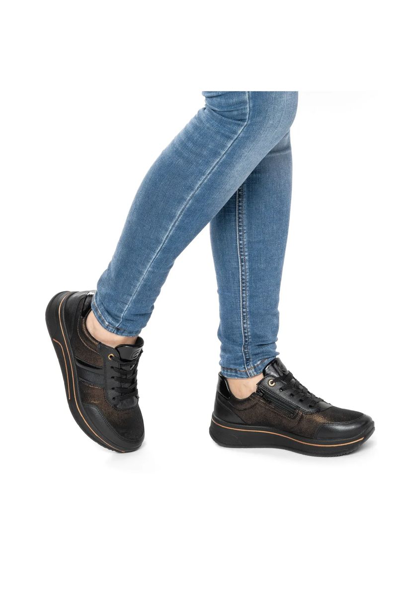 Elegante Low-Top Sneaker im Materialmix