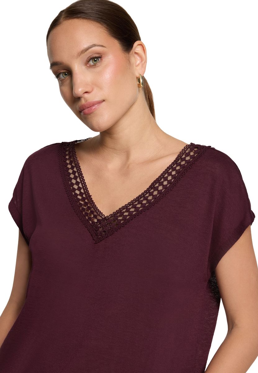 Kurzarmshirt mit gehäkeltem Ausschnitt