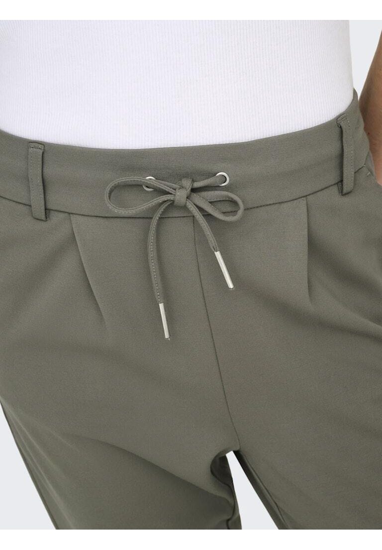 Schmal geschnittene Hose mit Tunnelzug