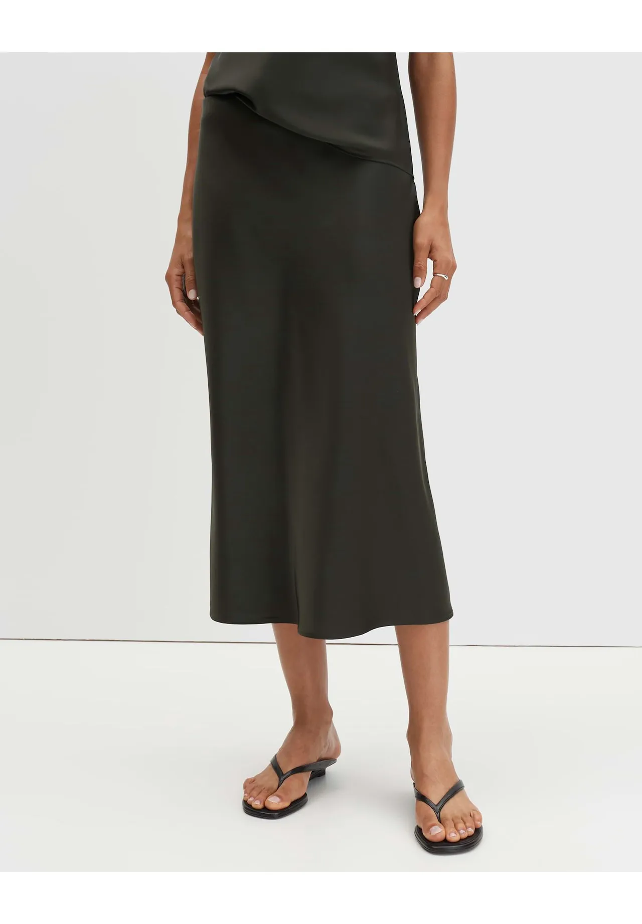 Fließende Satin-Slip-Silhouette