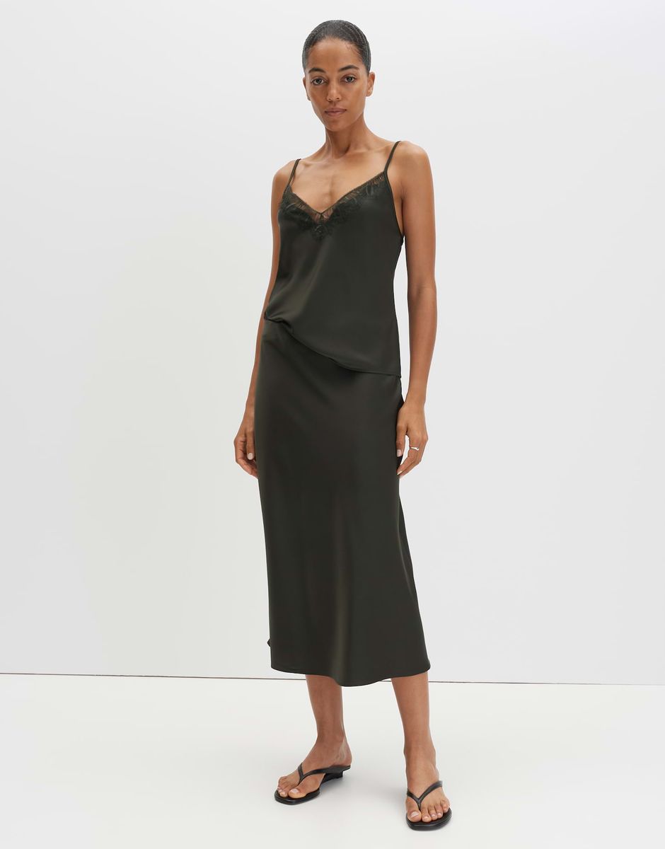Fließende Satin-Slip-Silhouette