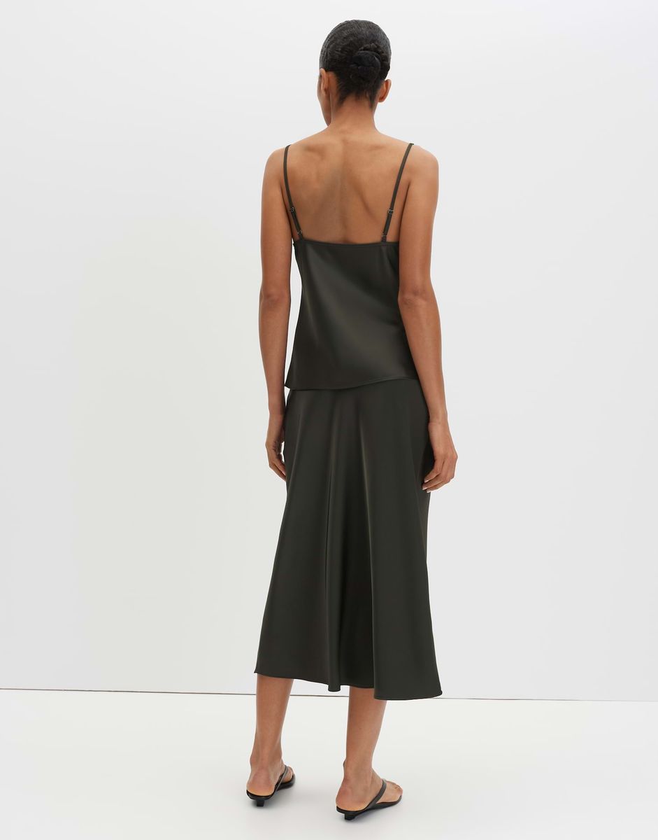 Fließende Satin-Slip-Silhouette