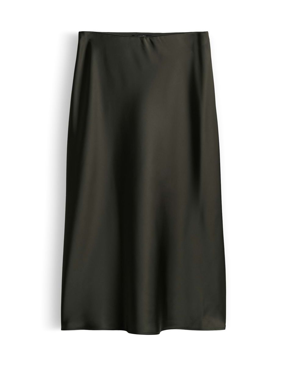 Fließende Satin-Slip-Silhouette