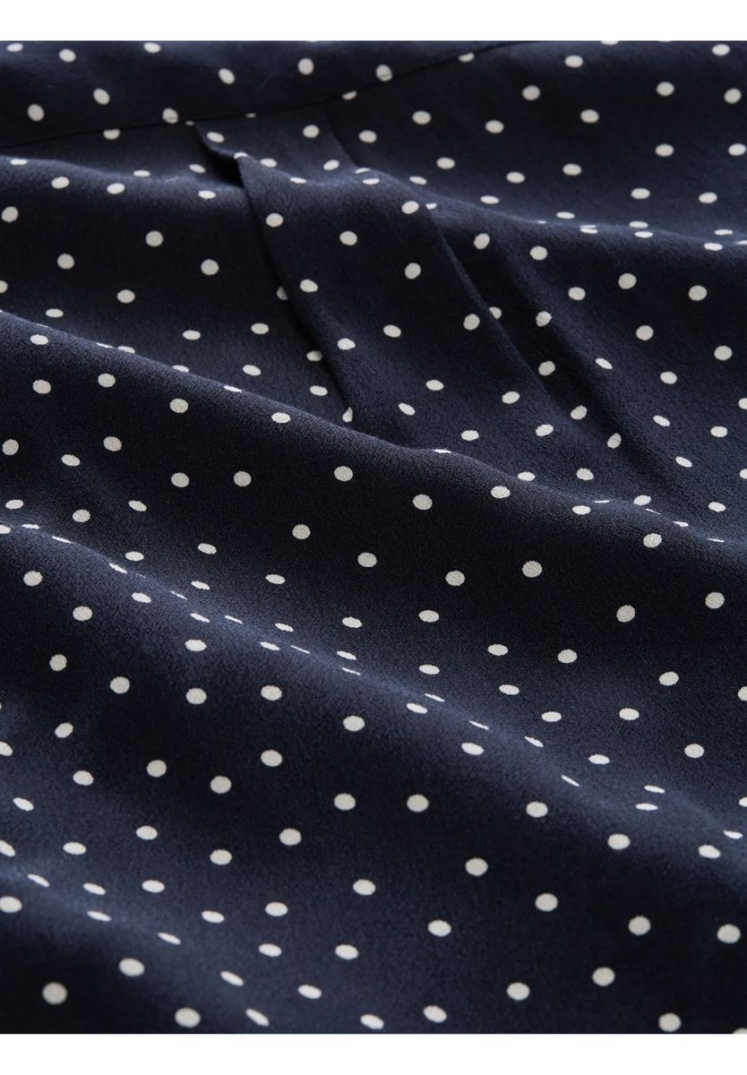 Punktierte Bluse mit V-Ausschnitt