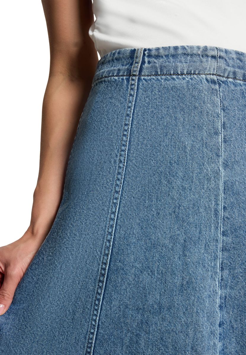 Ausgestellter Denim-Midirock mit Teilungsnähten