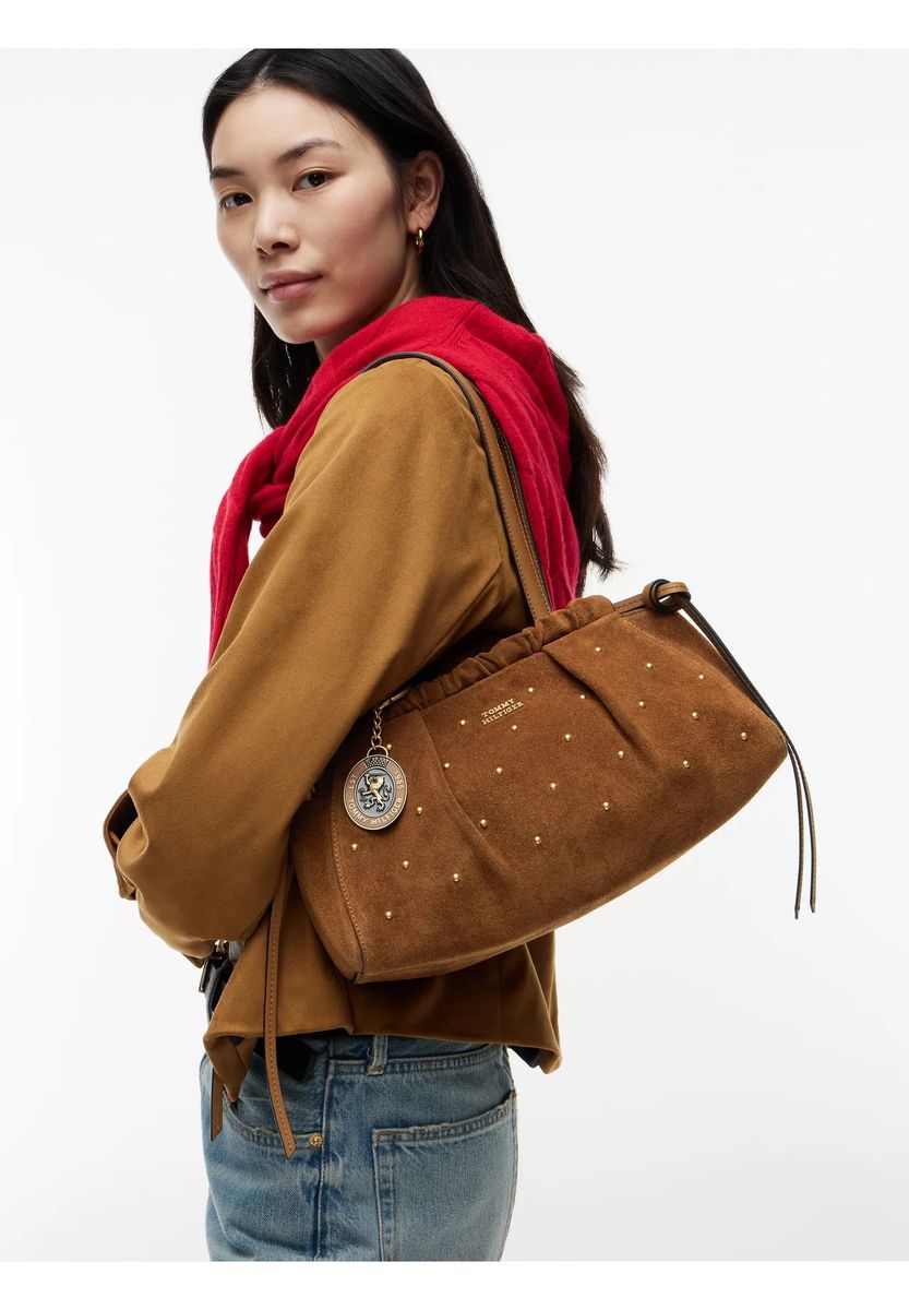 Schultertasche aus Wildleder mit Nieten