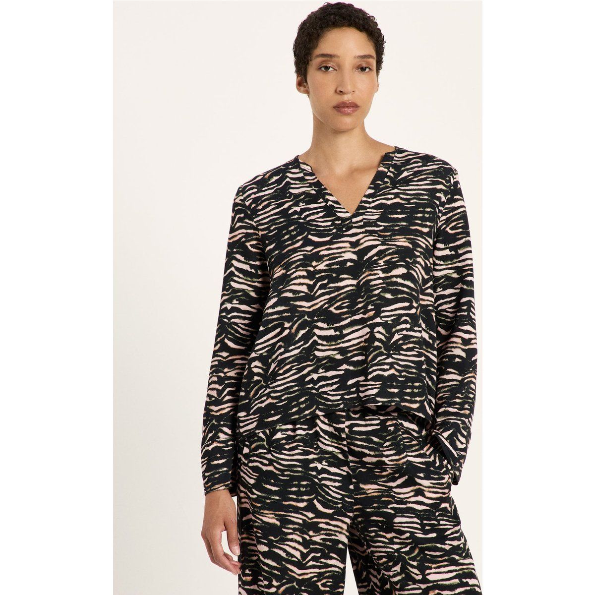 Fließende Animal-Print Bluse mit V-Ausschnitt