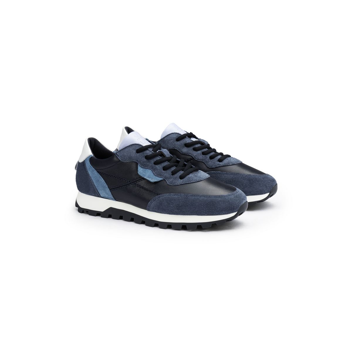 Sportliche Sneaker im Materialmix