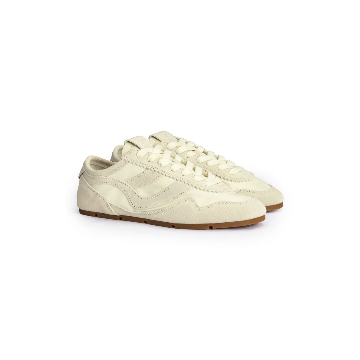 Flacher Sneaker aus Materialmix