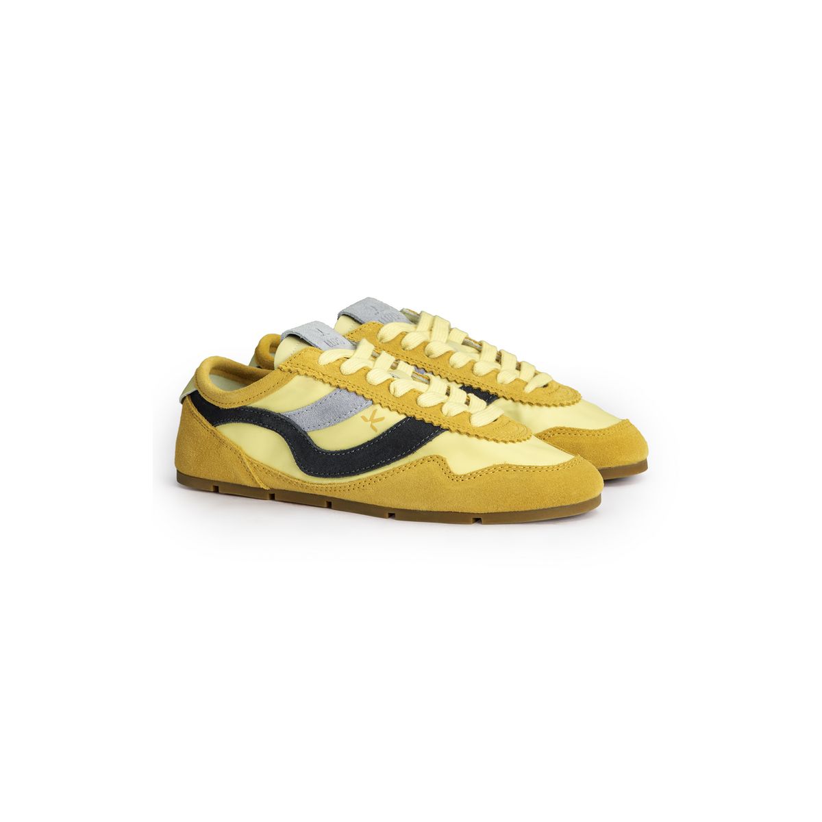 Sneaker im Retro-Look aus Materialmix