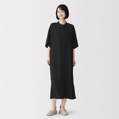 Minimalistisches Midikleid mit Stehkragen