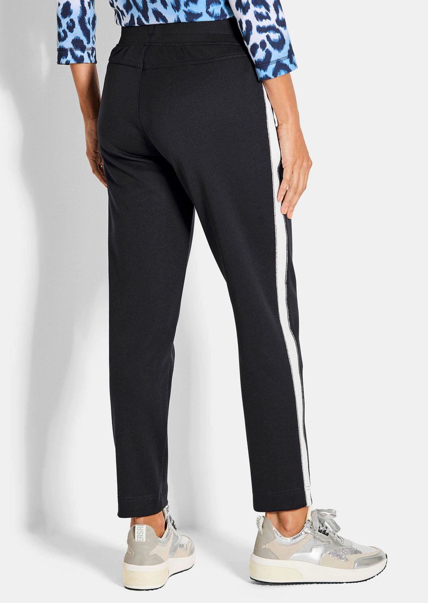 Sportliche Hose mit seitlichen Kontraststreifen