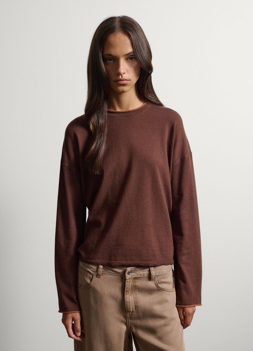 Leichter Strickpullover mit Kontrastkante