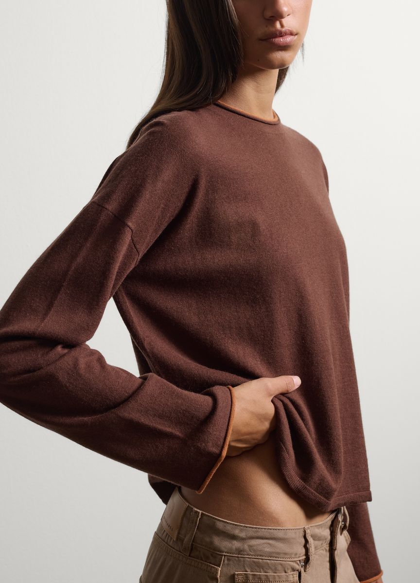 Leichter Strickpullover mit Kontrastkante