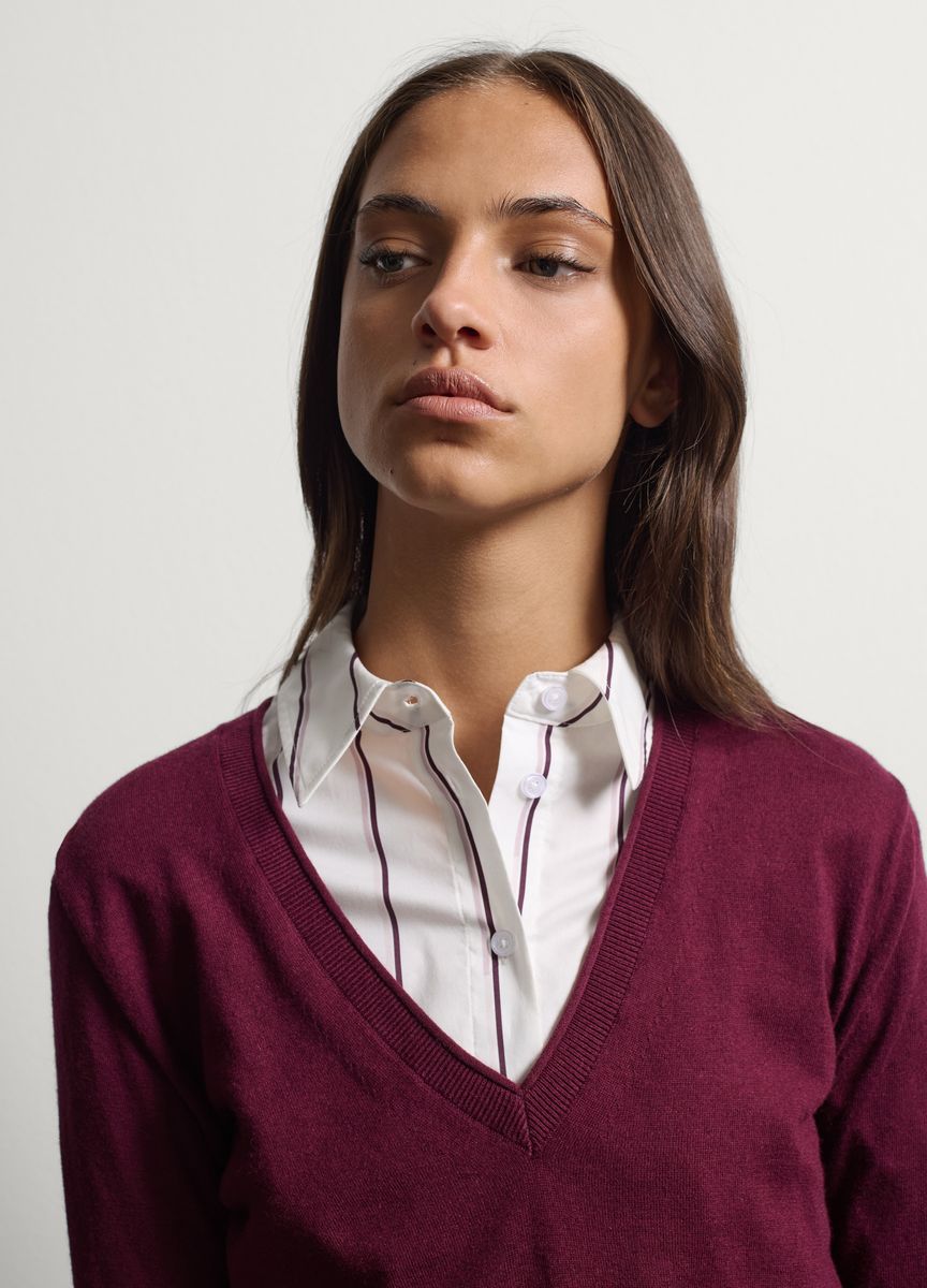 Klassischer Feinstrickpullover mit V-Ausschnitt