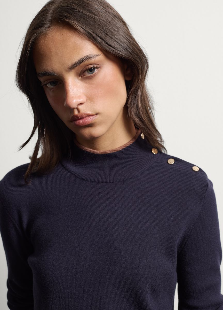 Marineblauer Strickpullover mit Schulterknöpfen
