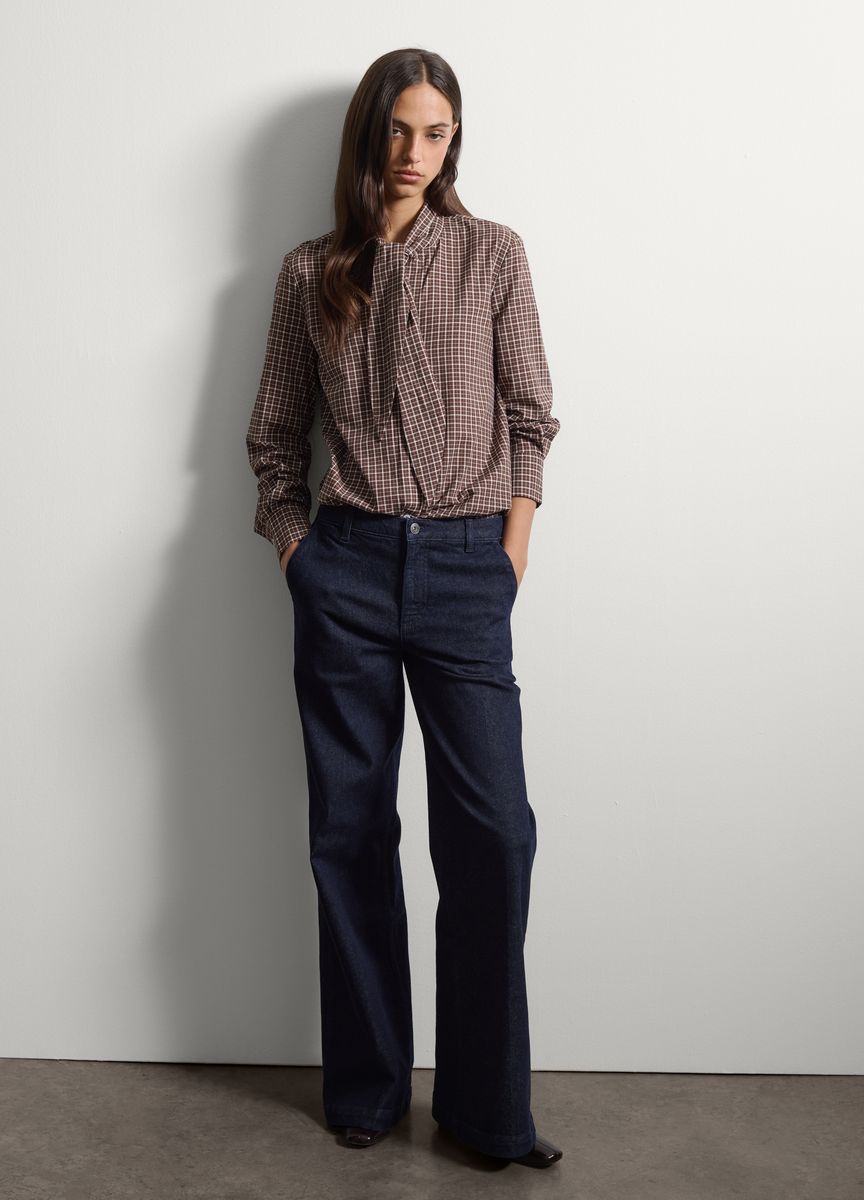 Maßgeschneiderte Denim-Hose mit weitem Bein