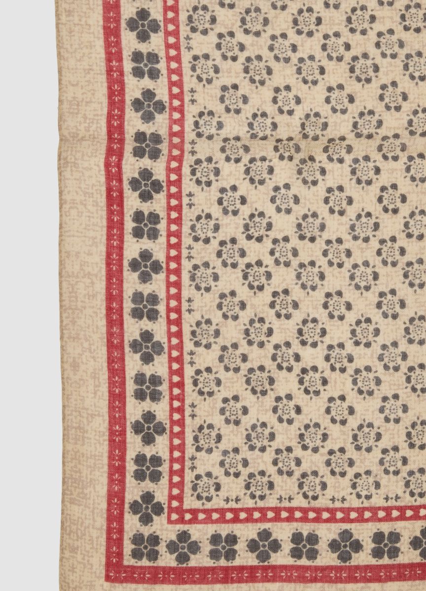 Quadratischer Schal mit Blumenmuster