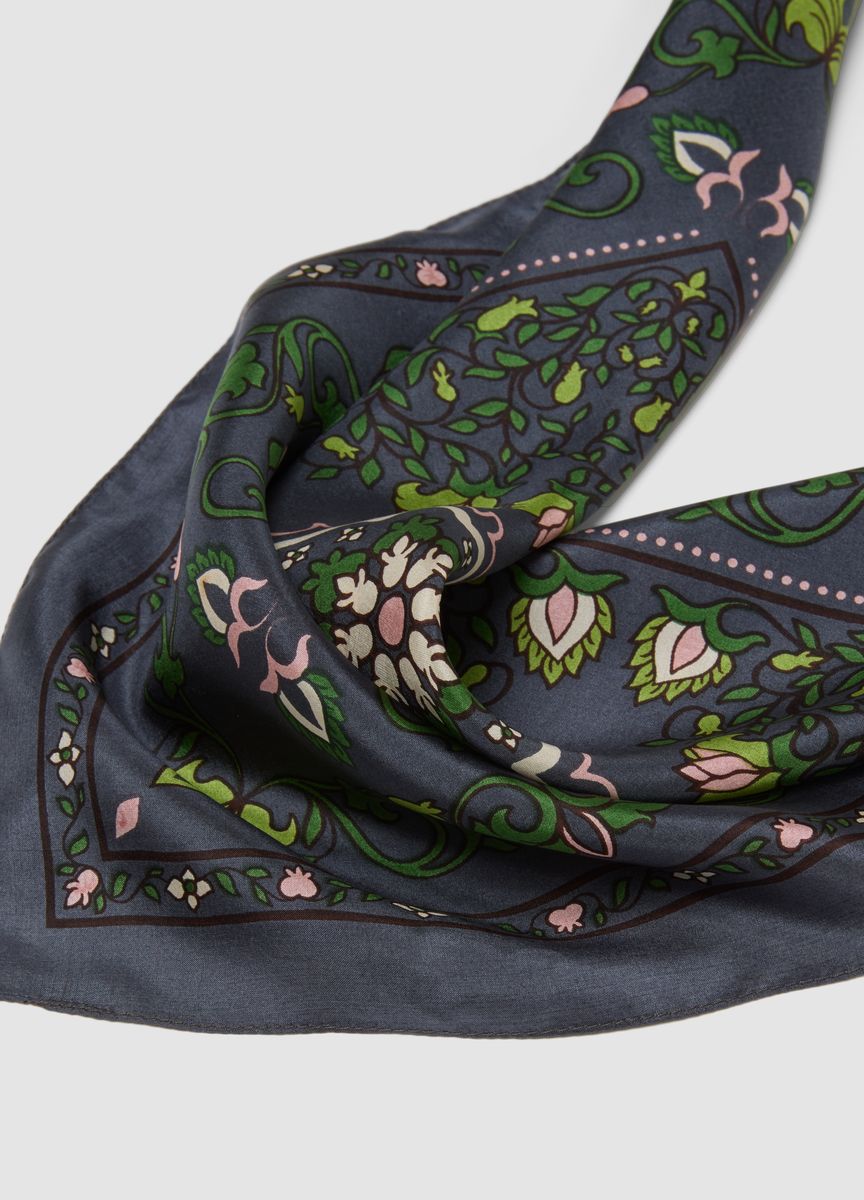 Seidentuch mit ornamentalem Blumenmuster