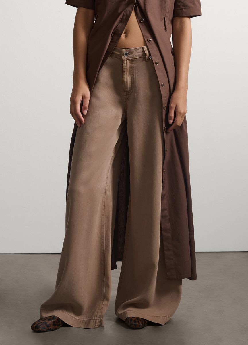 Hoch taillierte Hose mit weitem Bein