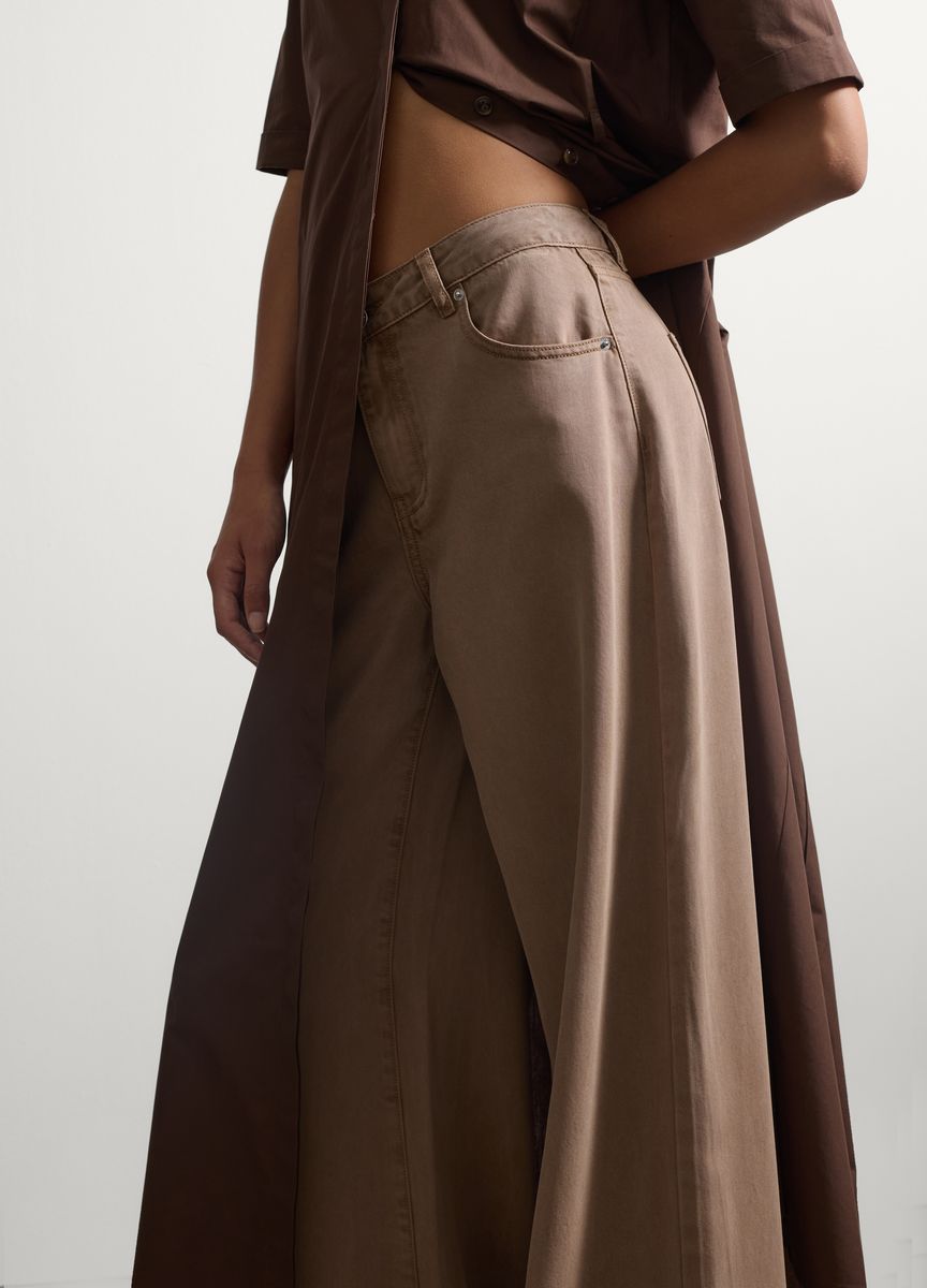 Hoch taillierte Hose mit weitem Bein