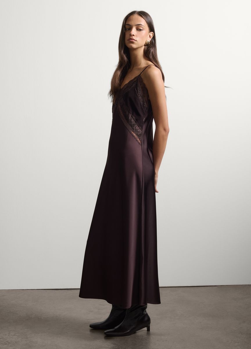 Langes Satin-Slipkleid mit Spitze