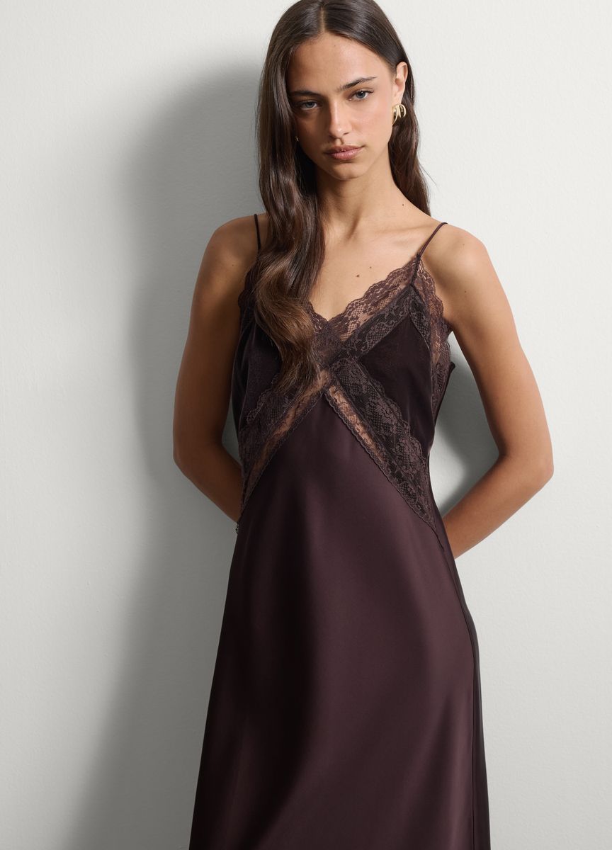 Langes Satin-Slipkleid mit Spitze