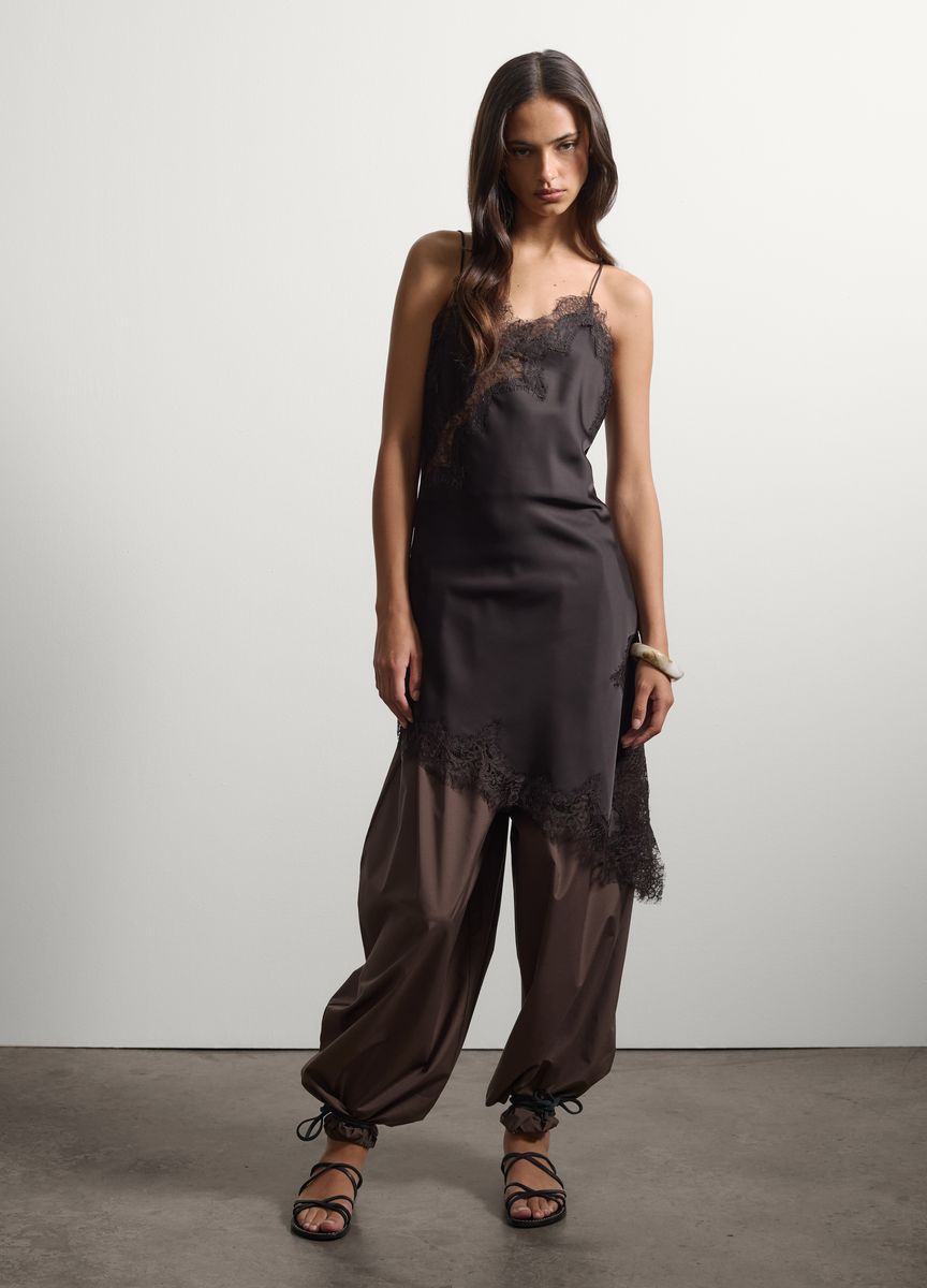 Asymmetrisches Satin-Unterkleid