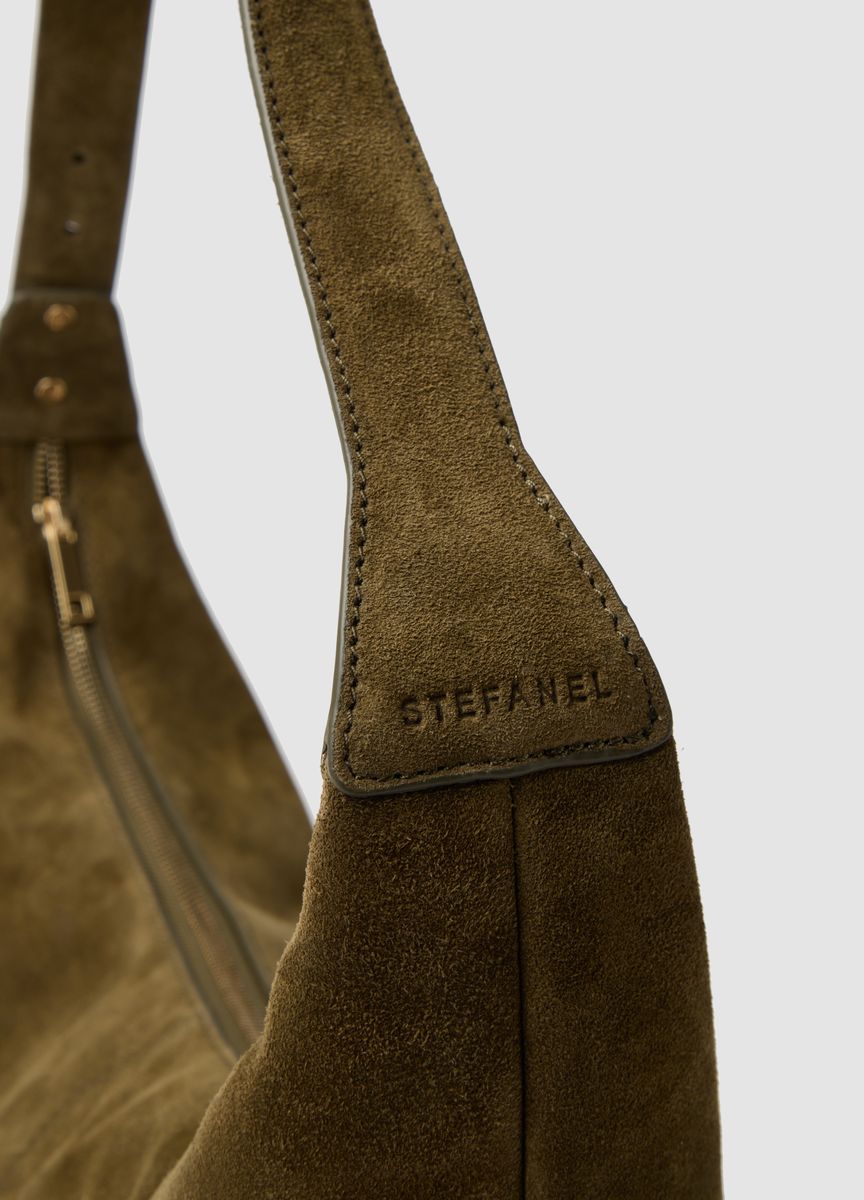 Minimalistische Wildleder-Hobo-Schultertasche